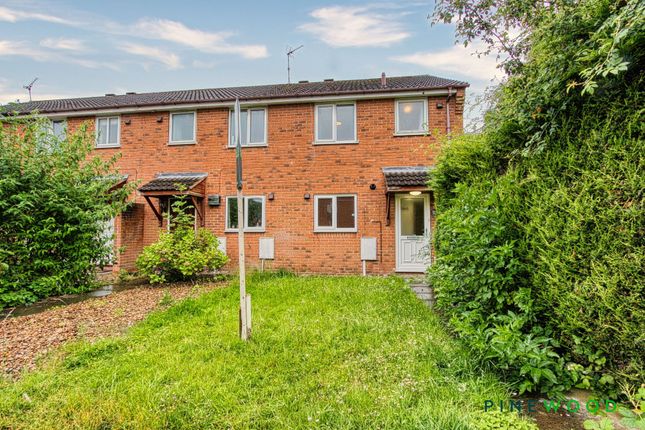 2 bed property, in Broadoaks Close, £165,000