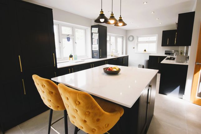 5 bed property, in Chapel Close, £650,000