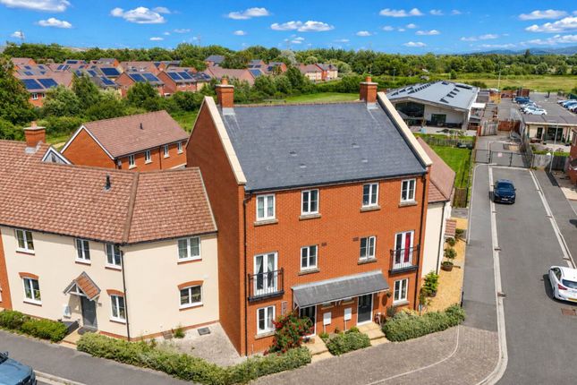 6 bed property, in Birkbeck Chase, £300,000