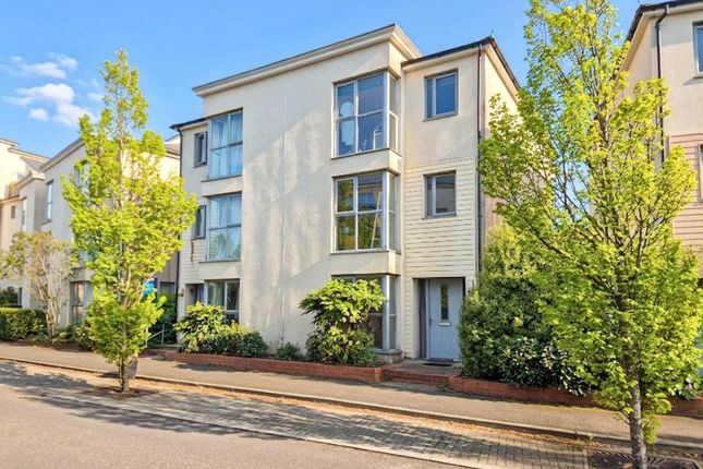 5 bed property, in Long Down Avenue, £400,000