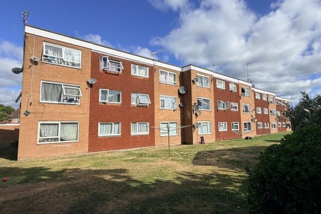 2 bed property, in Tithe Court, £232,000