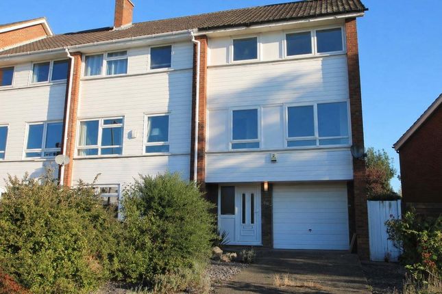 3 bed property, in Mead Way, £575,000