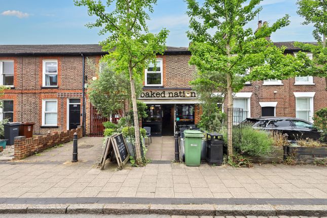 4 bed property, in 102 & 102B Victoria Street, £500,000