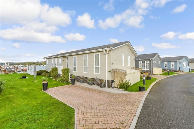 2 bed property, in Peninsula Crescent, £280,000