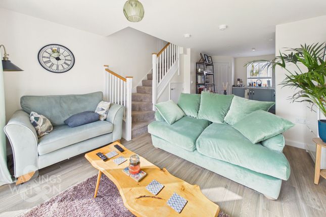 2 bed property, in Buckle Way, £235,000