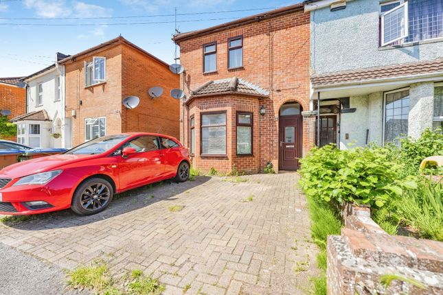 2 bed property, in Appleton Road, £225,000