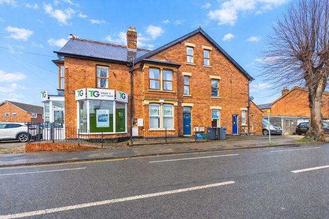 3 bed property, in Stroud Road, £325,000