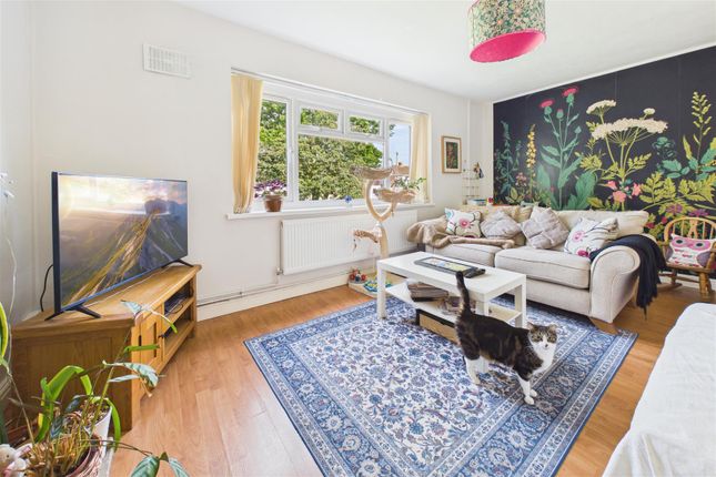 2 bed property, in Highridge Green, £125,000