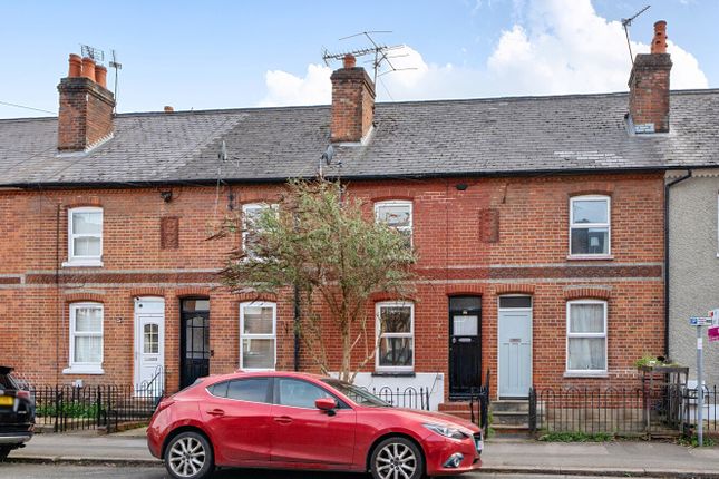 2 bed property, in Elgar Road, £300,000