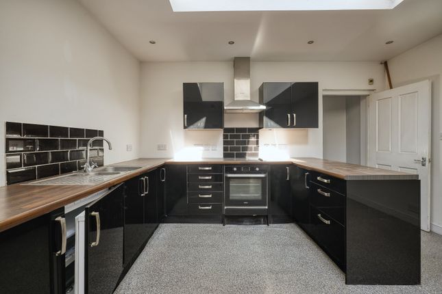 2 bed property, in King Street, £140,000