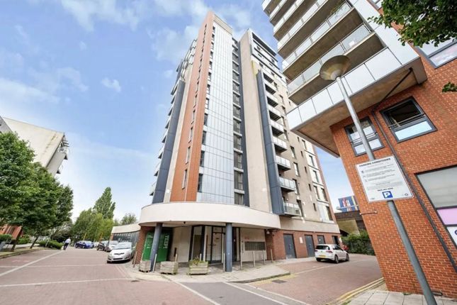 1 bed property, in Fairbanks Court, £250,000