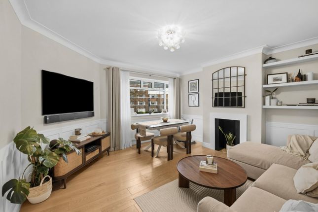 2 bed property, in St. Leonards Court, £450,000