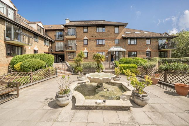 2 bed property, in Lansdowne Road, £250,000