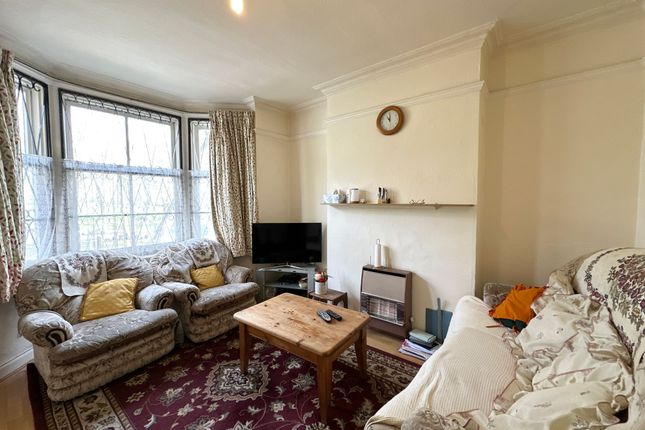 2 bed property, in Park Vale Road, £270,000