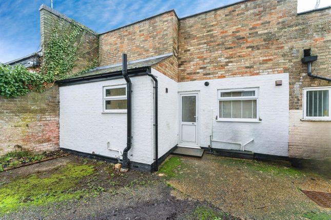 2 bed property, in Main Street, £140,000