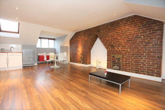 2 bed property, in Portland Road, £280,000