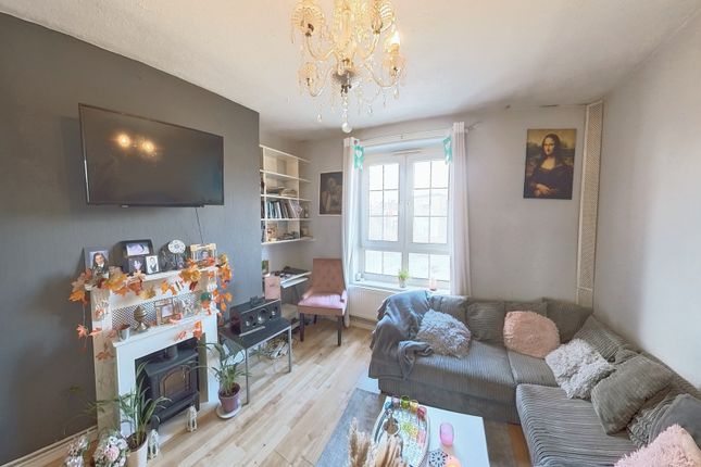 2 bed property, in Prusom Street, £390,000