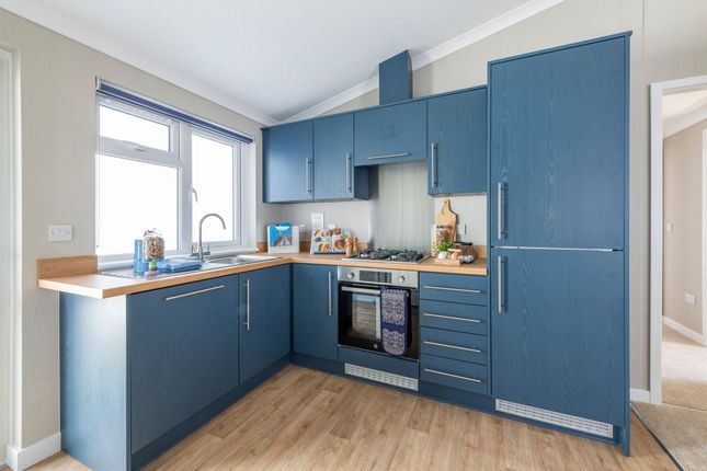 2 bed property, in Victoria Road, £200,000