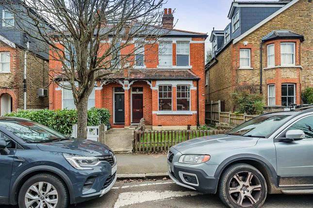 1 bed property, in Ellerton Road, £330,000