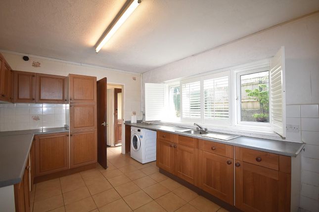 4 bed property, in Park Street, £280,000