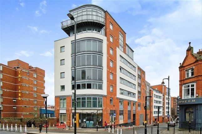 1 bed property, in Fleet Street, £150,000