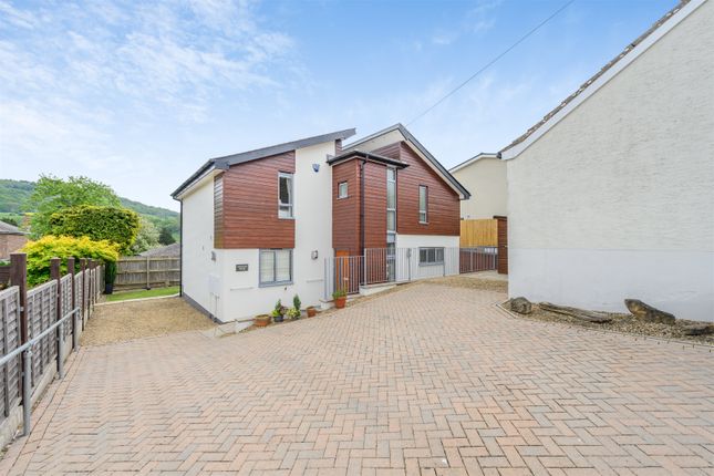 3 bed property, in Dixton Close, £425,000