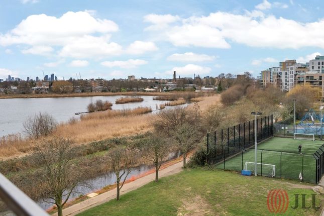 1 bed property, in The Shoreline N4, £425,000
