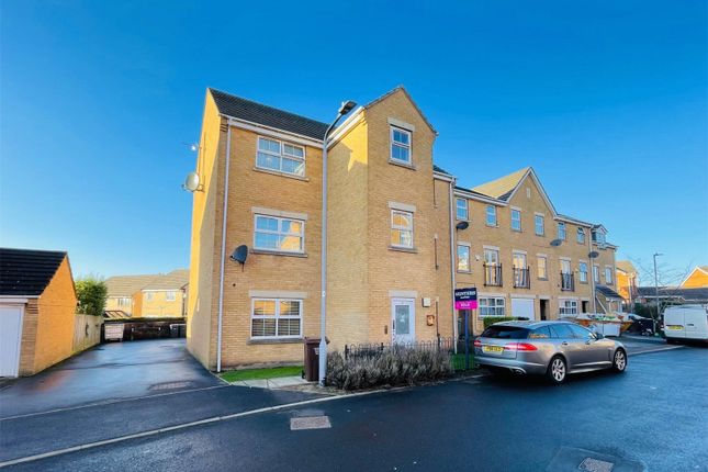 2 bed property, in Alred Court, £90,000