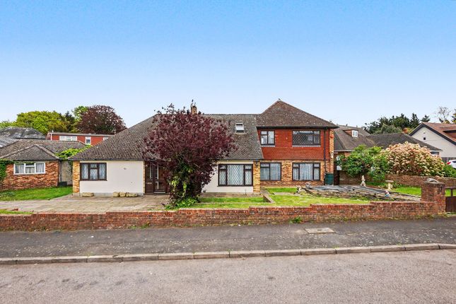 5 bed property, in Barn End Drive, £800,000
