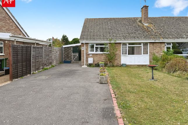 2 bed property, in Maple Drive, £285,000
