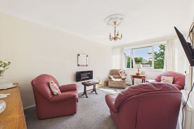 2 bed property, in Woodlands Court, £60,000