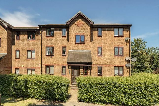 1 bed property, in Bernard Ashley Drive, £260,000