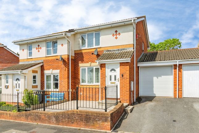 2 bed property, in Heligan Drive, £220,000
