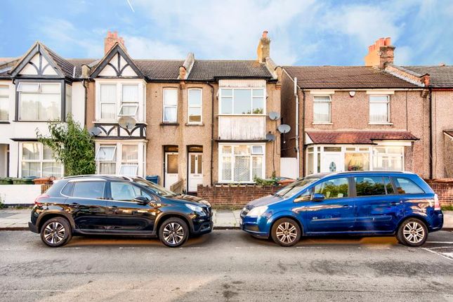 2 bed property, in Graham Road, £295,000