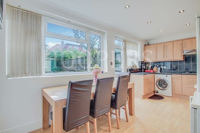 5 bed property, in Kenwyn Drive, £650,000