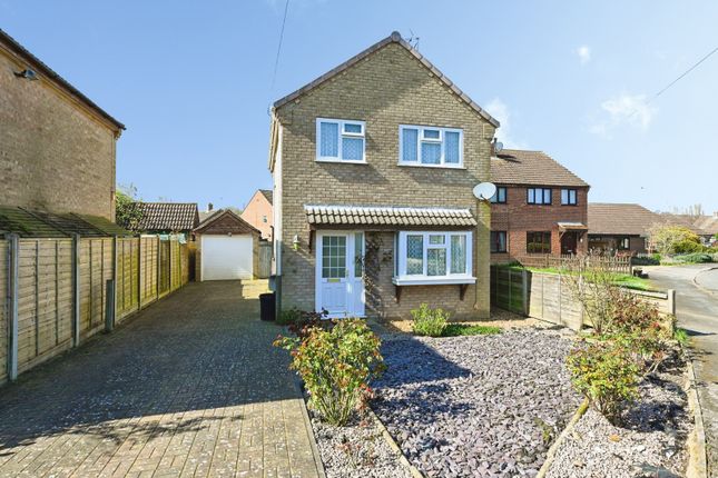 3 bed property, in Bennett Close, £200,000