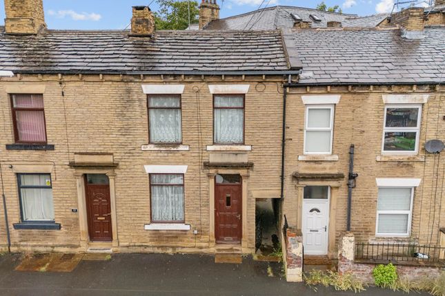 2 bed property, in Gooder Lane HD6, £90,000