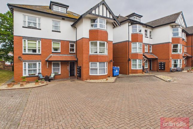2 bed property, in Royal Avenue, £115,000
