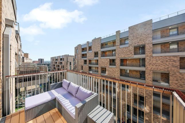 2 bed property, in Mast Street, £290,000