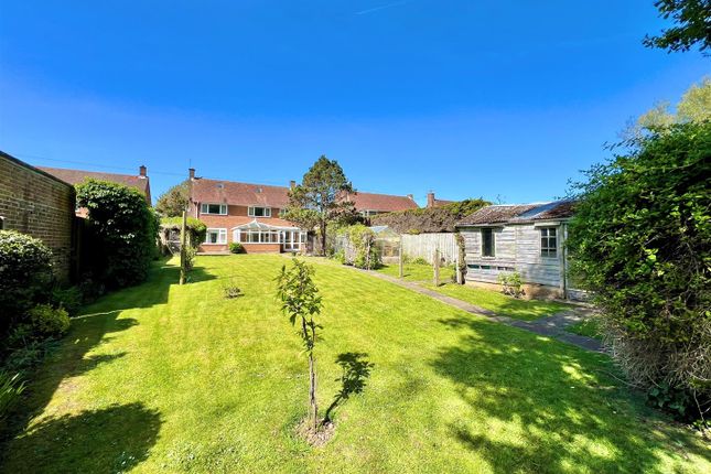 5 bed property, in Blackwater, £425,000