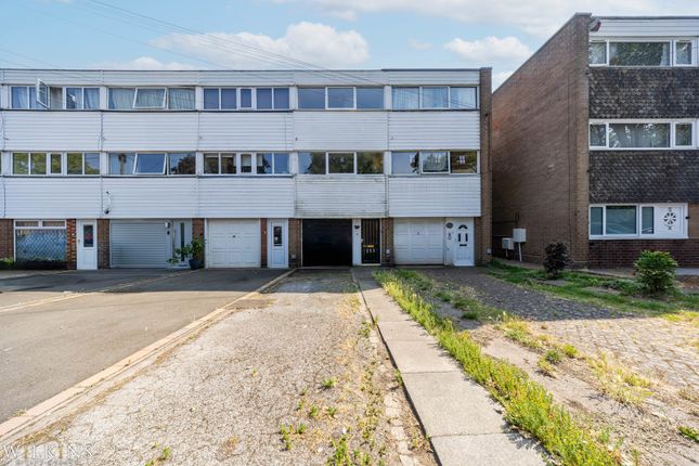 3 bed property, in Meadowside Close, £200,000
