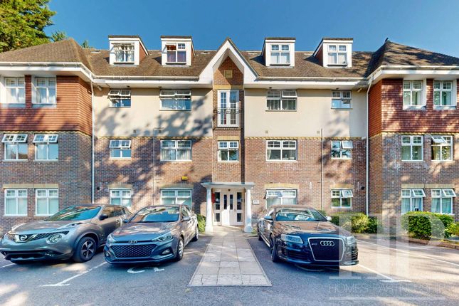 2 bed property, in Horsham Road, £250,000