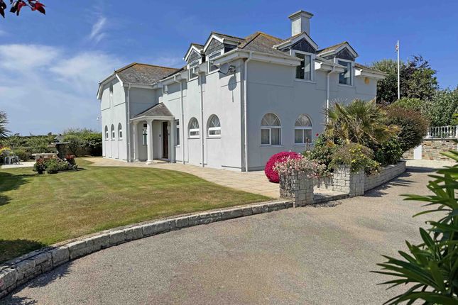 3 bed property, in Boswinger, £675,000