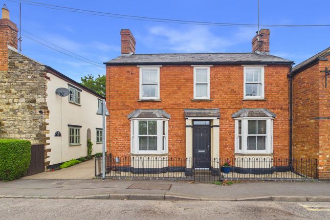 2 bed property, in Brackley Road, £350,000