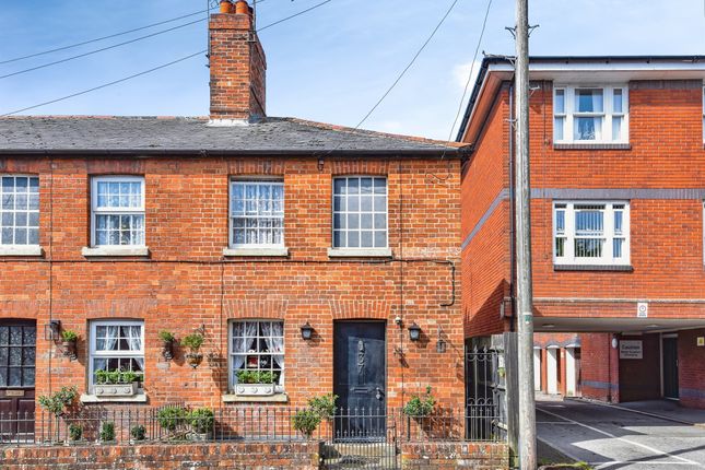 2 bed property, in Commercial Road, £225,000