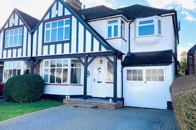 4 bed property, in Parkside Drive, £875,000