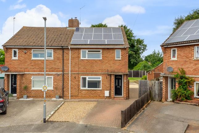 2 bed property, in Regent Close, £240,000