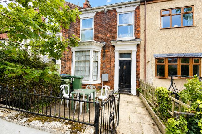 5 bed property, in West Parade, £135,000