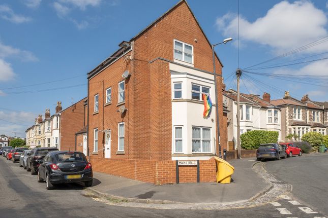 2 bed property, in Maple Road, £230,000