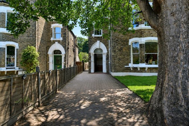 3 bed property, in Breakspears Road, £825,000